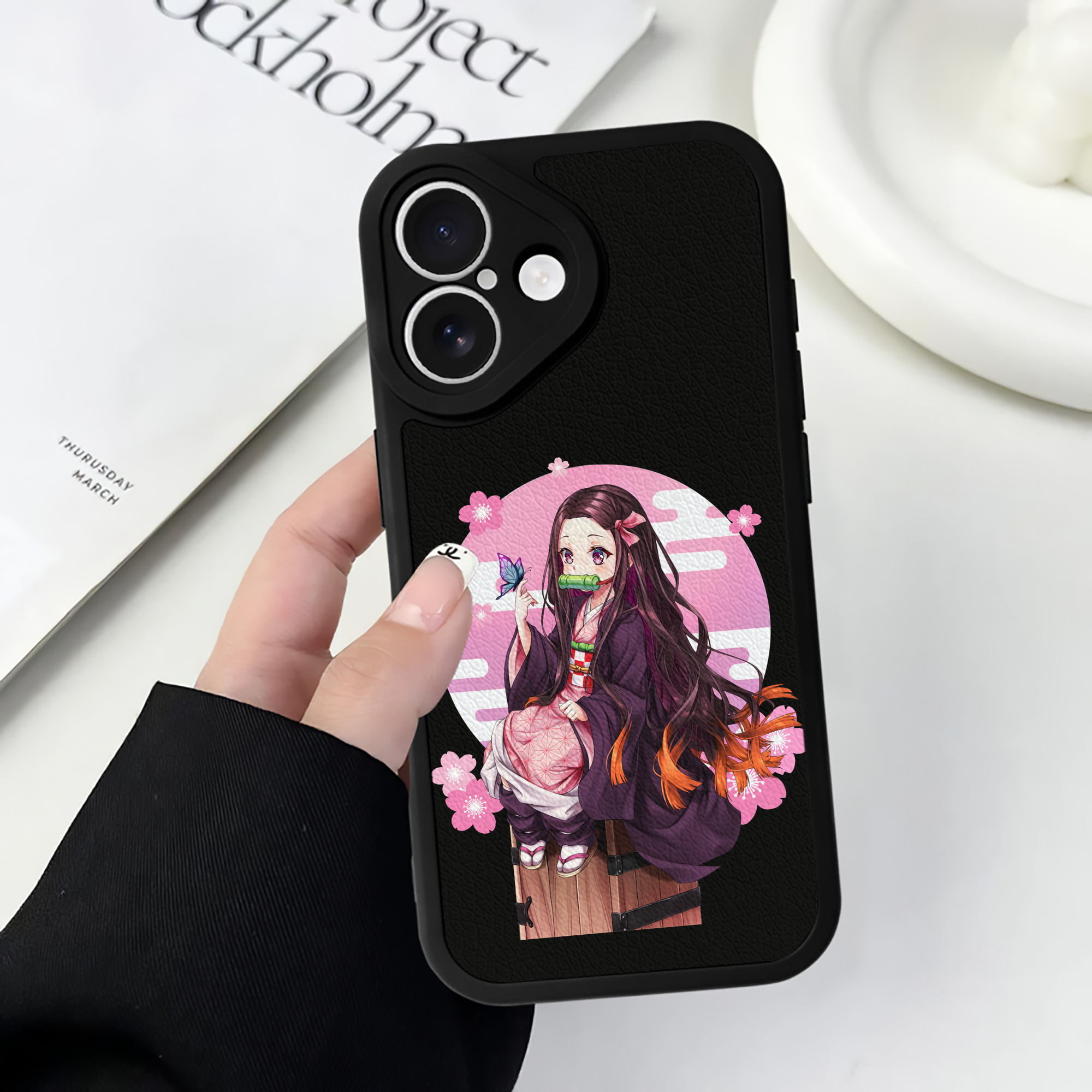 （画像用） 鬼滅の刃（きめつのやいば）竈門 禰󠄀豆子／かまど ねずこ Kamado Nezuko 【iPhone 16シリーズ対応】シリコンスマホケース（レザー調） 材質：シリコン